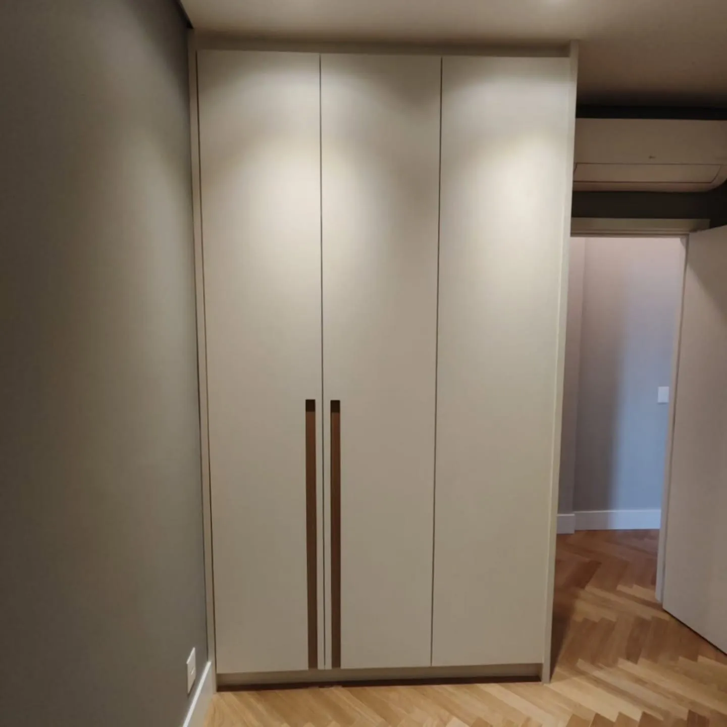Armário de quarto completo: móveis planejados executados pela HACHFOX em São Paulo, SP