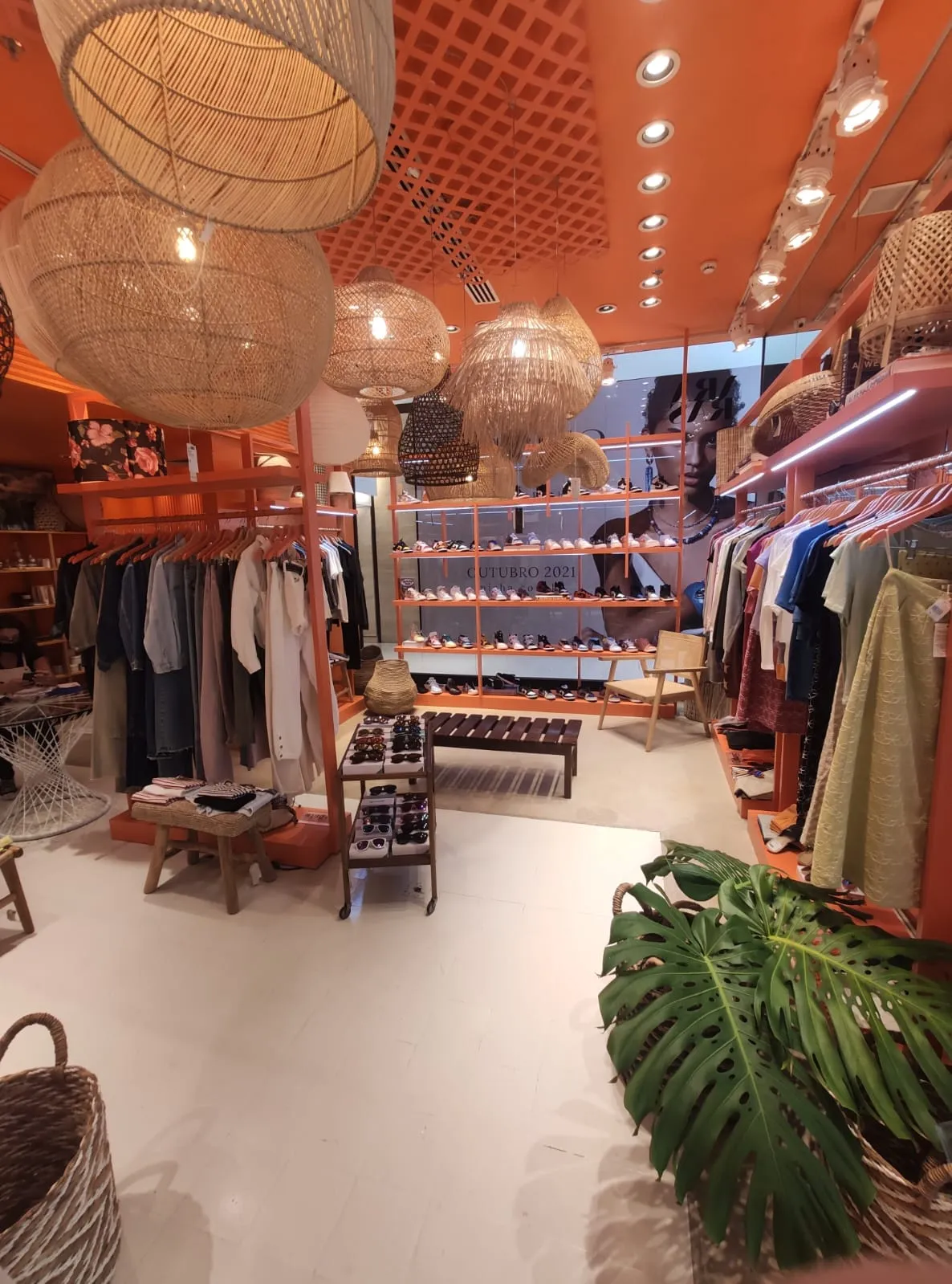 Expositor comercial com cabides: móveis planejados executados pela HACHFOX em São Paulo, SP