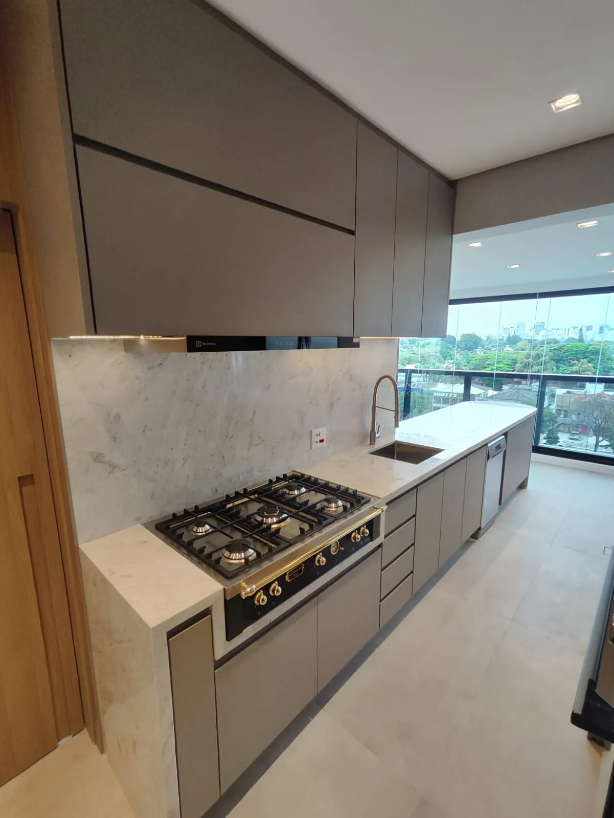 Cozinha com ilha planejada: móveis planejados executados pela HACHFOX em São Paulo, SP