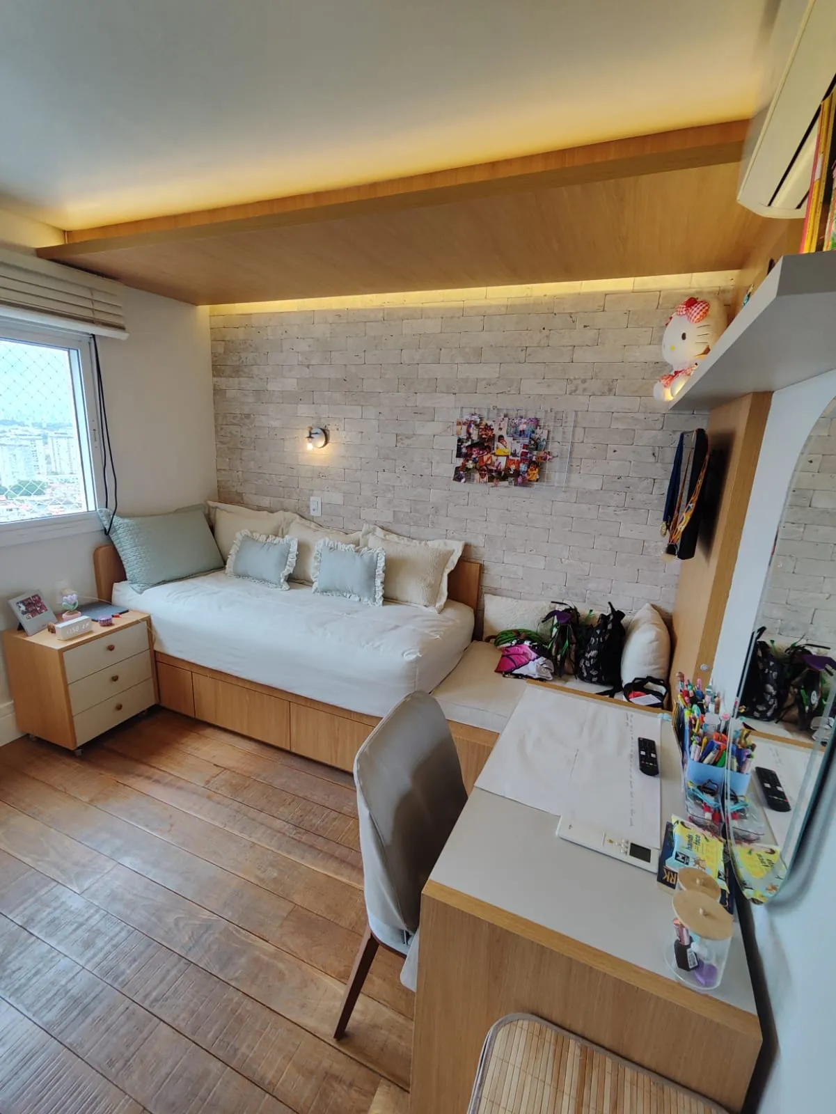 Quarto planejado com bancada: móveis planejados executados pela HACHFOX em São Paulo, SP