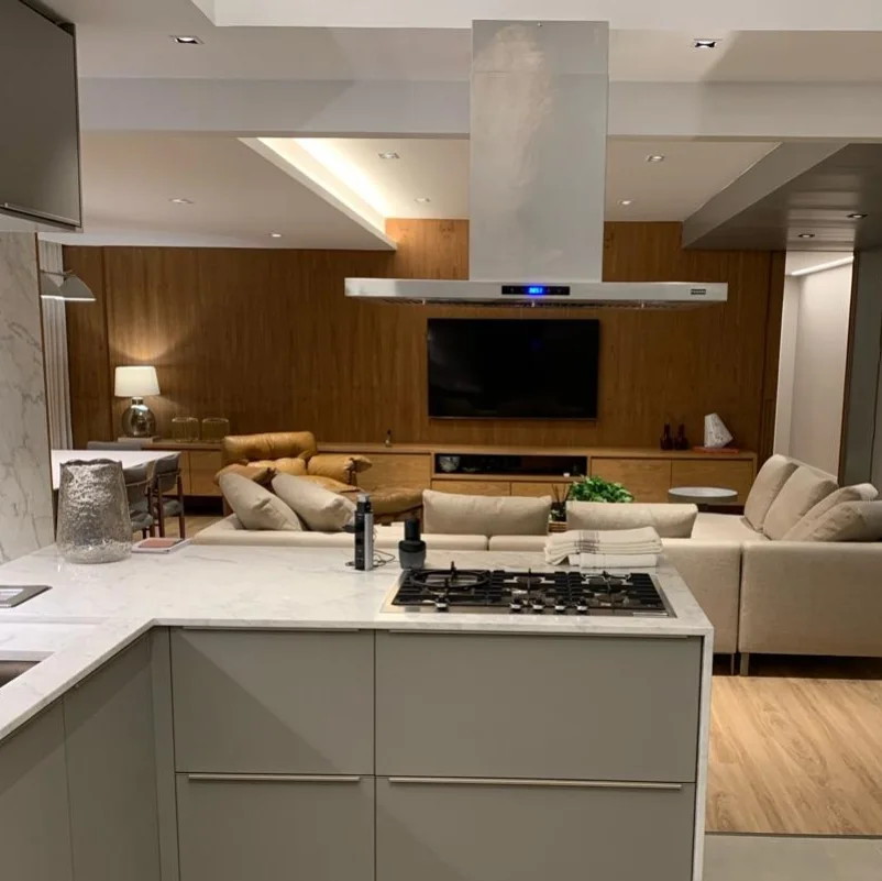 Sala e cozinha integradas: móveis planejados executados pela HACHFOX em São Paulo, SP