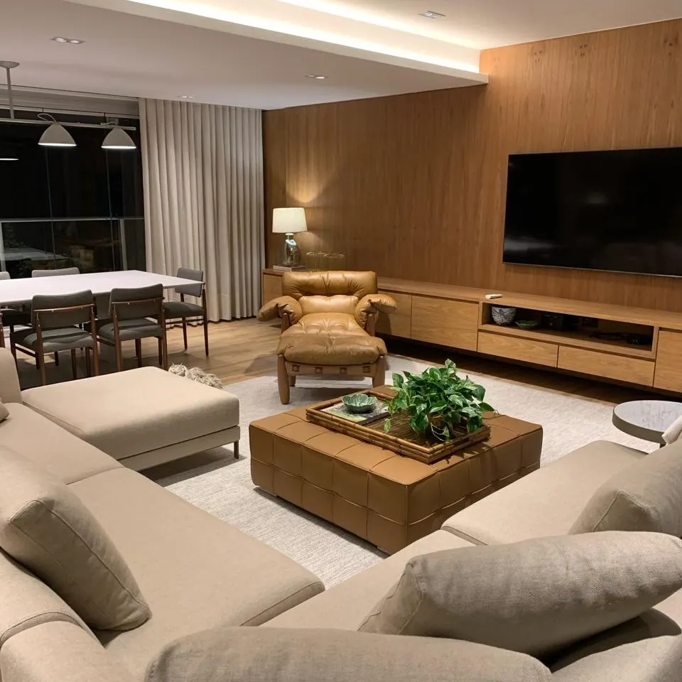 Sala de estar com painel: móveis planejados executados pela HACHFOX em São Paulo, SP