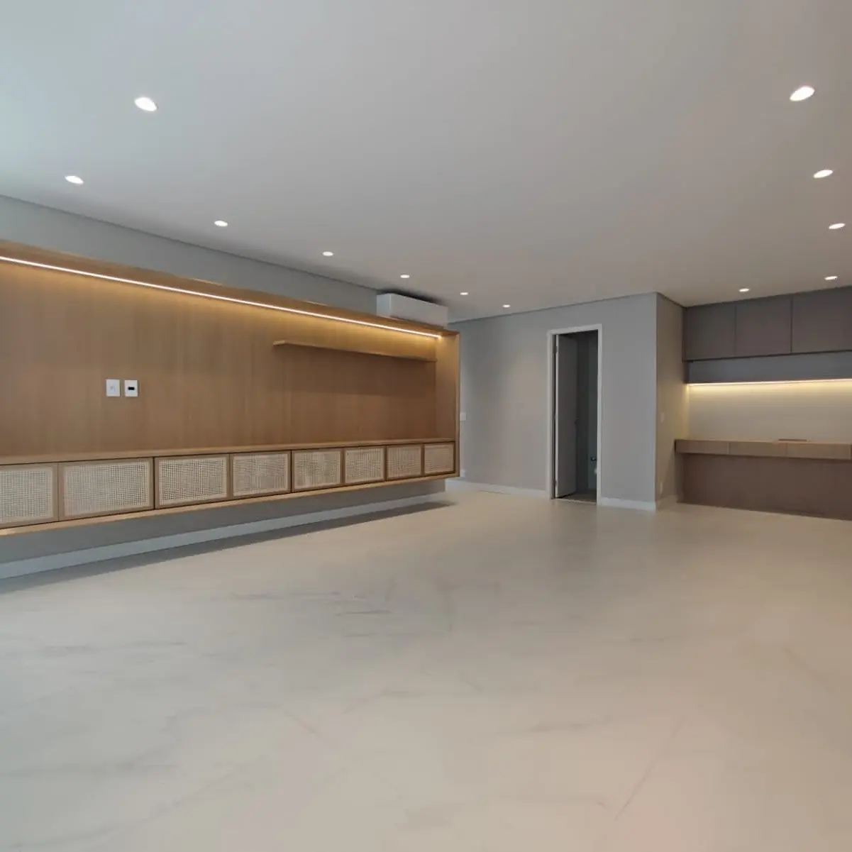 Sala com painel sob medida: móveis planejados executados pela HACHFOX em São Paulo, SP · Jardim Pinheiros