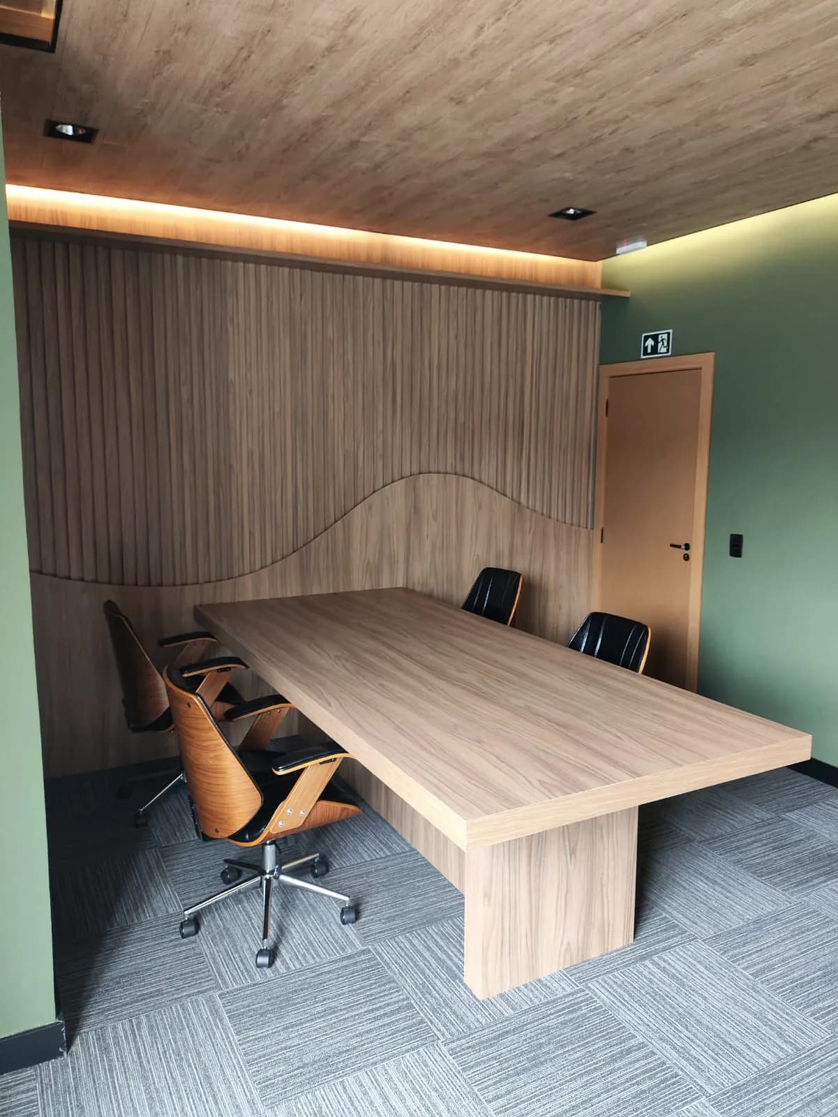 Sala de reunião dos sócios: móveis planejados executados pela HACHFOX em São Paulo, SP