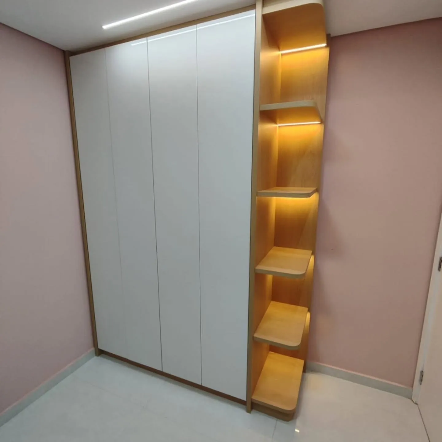 Armário de quarto planejado: móveis planejados executados pela HACHFOX em São Paulo, SP