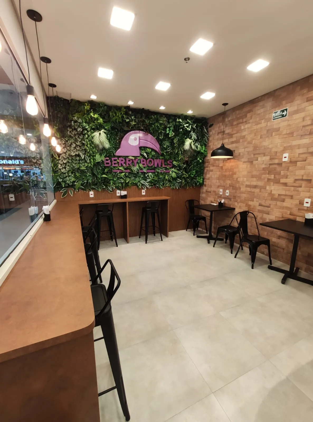Berry Bowls — balcão de atendimento: móveis planejados executados pela HACHFOX em São Paulo, SP